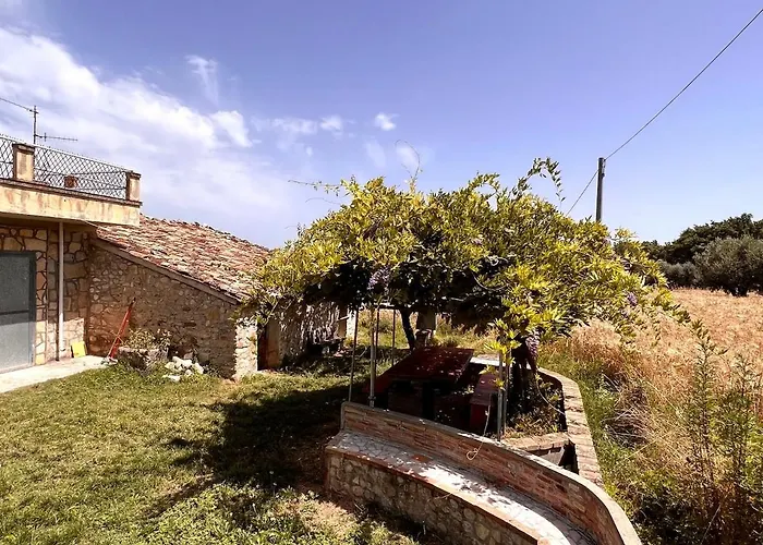 Дом отдыха Rustic House With Great Views Of The Mountains